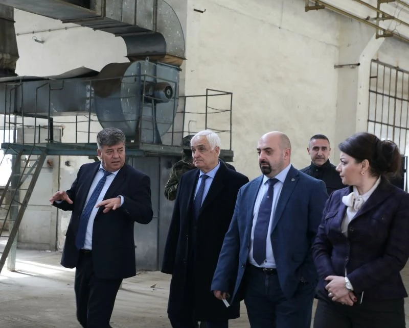 Ясно е къде ще сглобяват "Страйкърите" в България, Запрянов отиде лично и... СНИМКИ