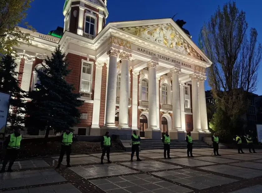 Пред Народния театър пак ври и кипи 