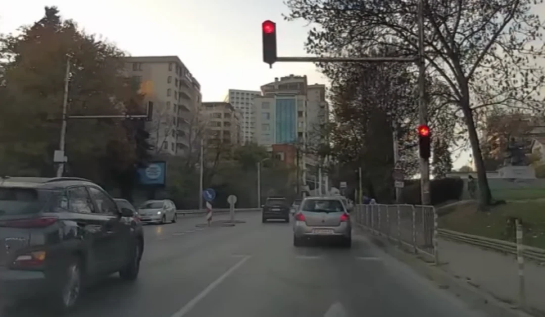 Шофьор хвърчи на червено в София, а само на метри от него... ВИДЕО
