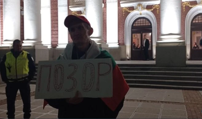 Трето представление на "Оръжията и човекът" - какво е положението пред Народния театър 