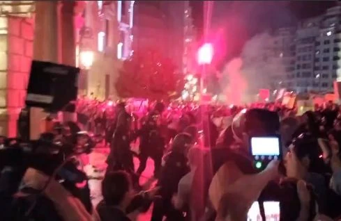 Във Валенсия е страшно! Хиляди излязоха по улиците и... ВИДЕО