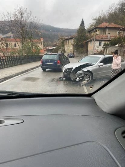Извънредна ситуация под Царевец в Търново, целият път е... СНИМКИ