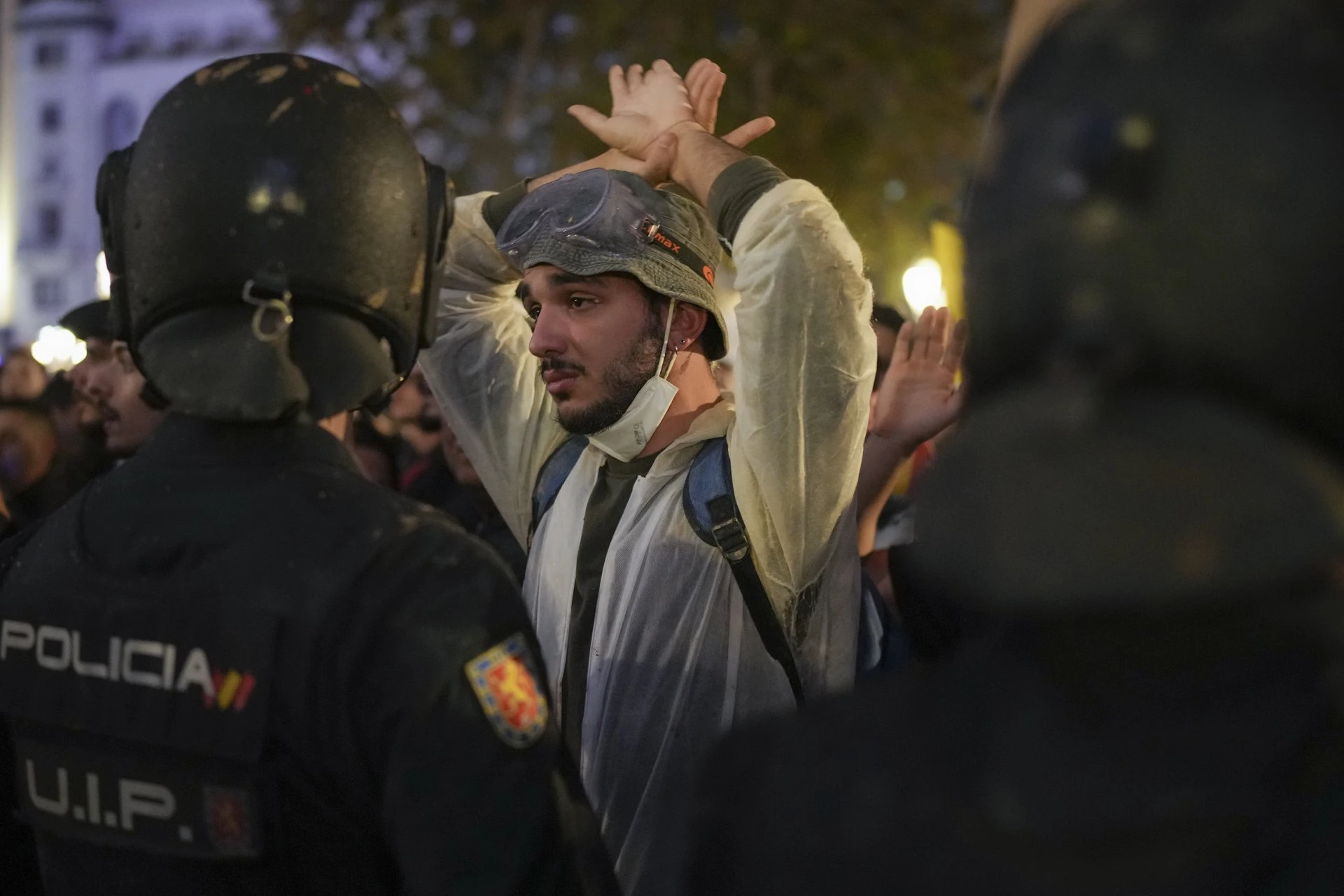 Страшна равносметка: Над 130 хиляди души по улиците, десетки ранени полицаи и... СНИМКИ