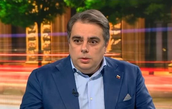Асен Василев отиде на гости на Лора Крумова и заради тези му думи последваха 2 обаждания от МВР