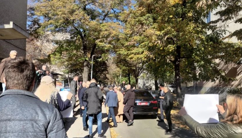 Пловдив посрещна Митрофанова с плакат "Вземи си Альоша и се пръждосвай" СНИМКИ