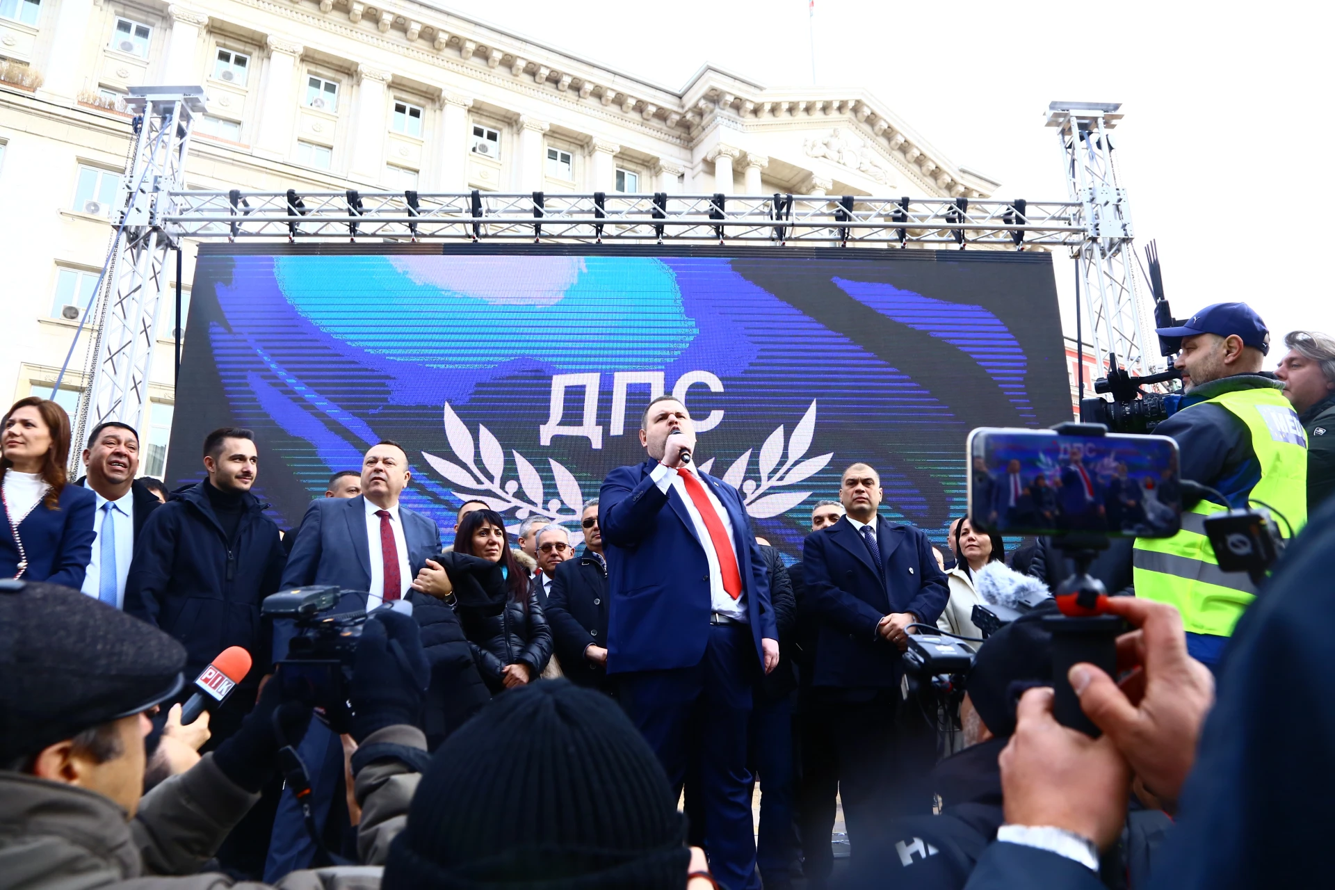 Пеевски с голяма новина пред протестиращите и сериозна закана БЛИЦ Live