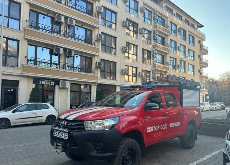 Жестока трагедия в Пловдив, студентка се обеси с перде от прозореца на жилището си СНИМКИ