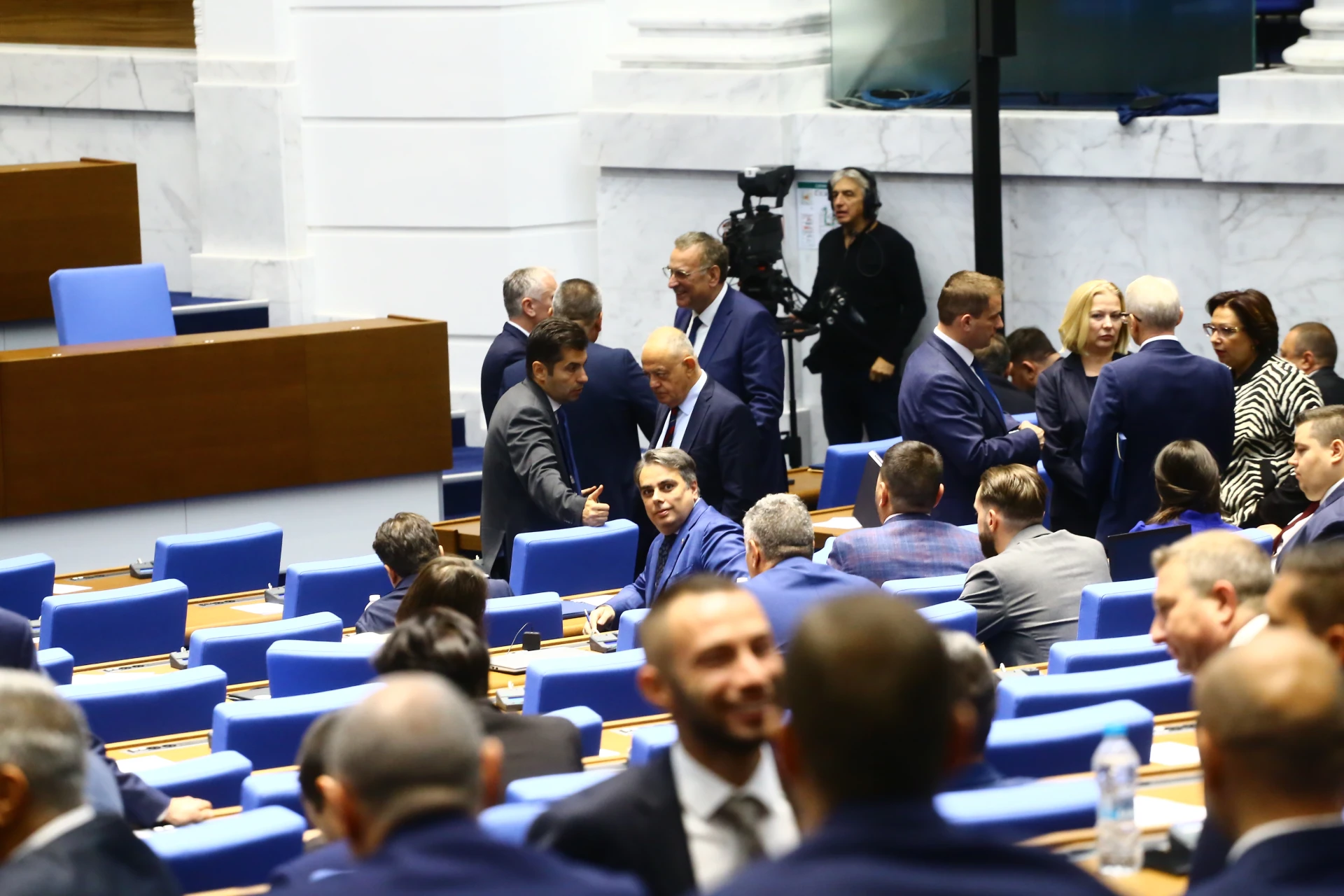 Депутатите играят шменти-капели, правят се на ощипани за...