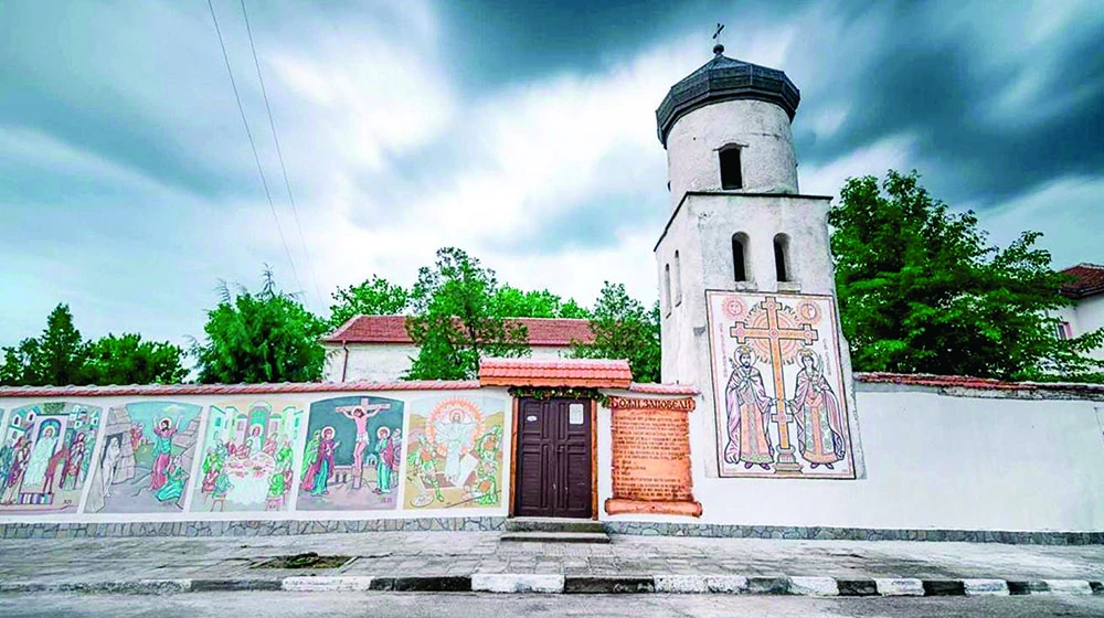 Уникалното село Крепост - вървиш по улицата, а наоколо - изкуство