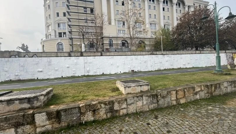 Скопие изтърпя едва няколко дни пробългарския надпис, ето какво измислиха СНИМКА