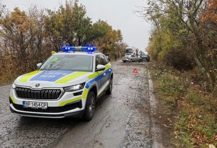 Свирепа катастрофа във Врачанско: Млада шофьорка загуби контрол и размаза колата, линейка лети към болницата СНИМКИ 18+