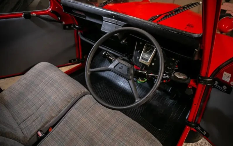 Баща съхранявал 15 г. уникална кола за подарък за дъщеря му СНИМКИ