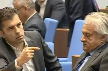 Лют спор между Пеевски и Петков в НС! Киро размахва пръст с изцъклени очи и налита на бой БЛИЦ Live