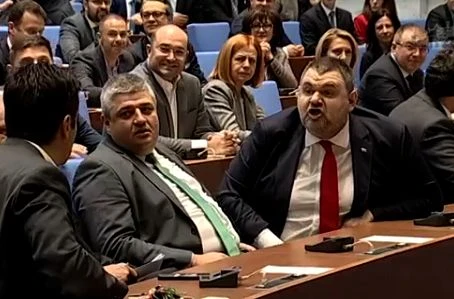 Лют спор между Пеевски и Петков в НС! Киро размахва пръст с изцъклени очи и налита на бой БЛИЦ Live