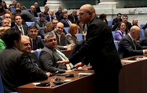 Лют спор между Пеевски и Петков в НС! Киро размахва пръст с изцъклени очи и налита на бой БЛИЦ Live