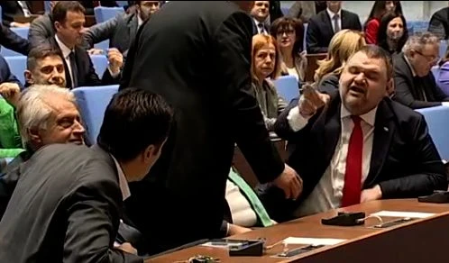 Лют спор между Пеевски и Петков в НС! Киро размахва пръст с изцъклени очи и налита на бой БЛИЦ Live