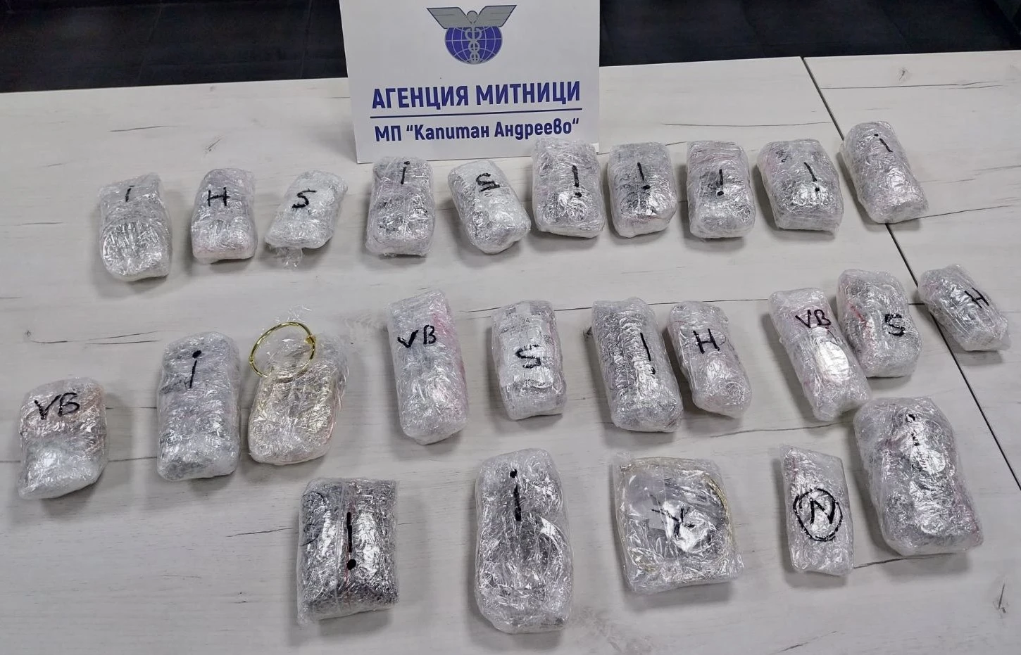 Митничари на Капитан Андреево провериха микробус и зяпнаха от намереното, стойността му е над 80 бона