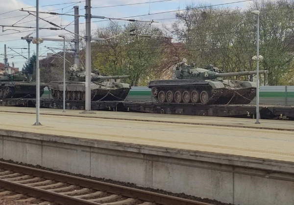 Заснеха танкове на тази наша жп гара СНИМКИ 