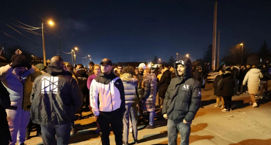 Само в БЛИЦ! В столичния кв. "Христо Ботев" гъмжи от ченгета, разярени роми плашат да... ВИДЕО