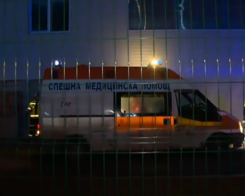 Ужасяващ инцидент в София, спасители вадят затрупани под руините хора 