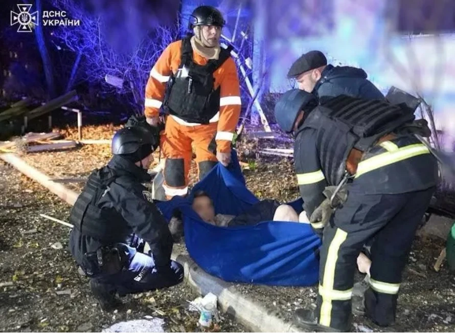 Трагични последици: Ракетен удар порази по тъмно жилищен блок в Суми ВИДЕО