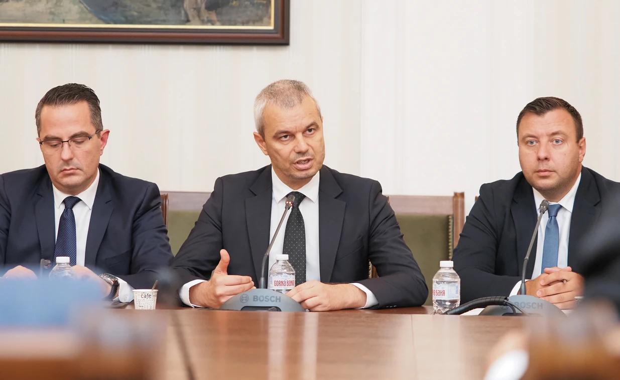 „Възраждане“ се разцепва, една от водещите фигури е на дъното СНИМКИ