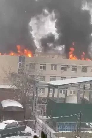 Пламна адски пожар в руска болница, пациенти панически скачат от прозорците СНИМКИ и ВИДЕО 18+
