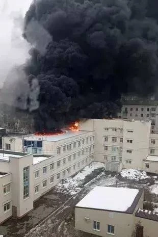 Пламна адски пожар в руска болница, пациенти панически скачат от прозорците СНИМКИ и ВИДЕО 18+