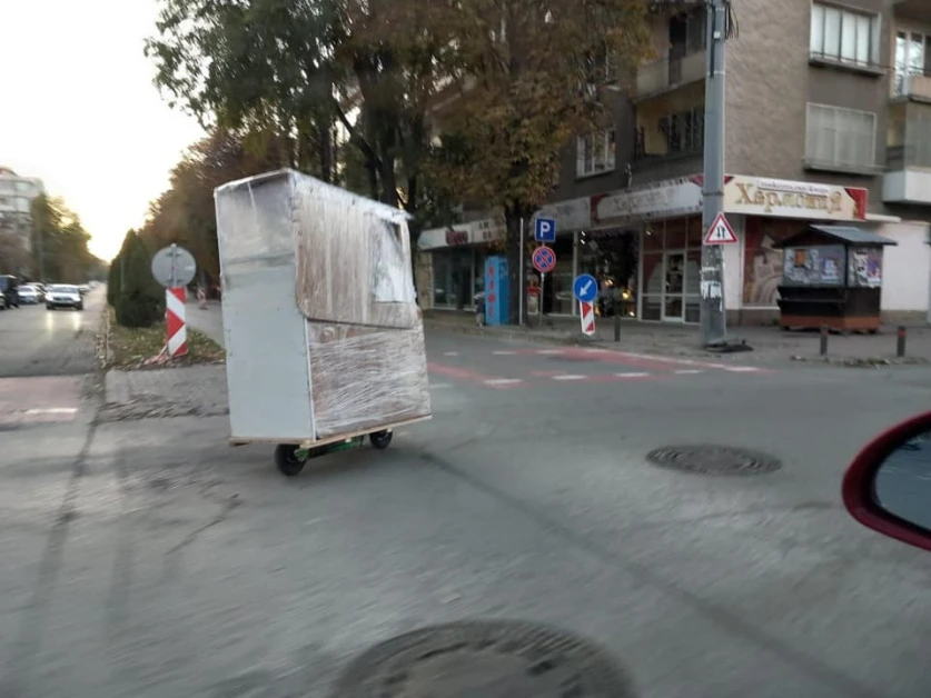 Шофьори в шок от тази гледка в Стара Загора: Това подвижна будка ли е? СНИМКИ