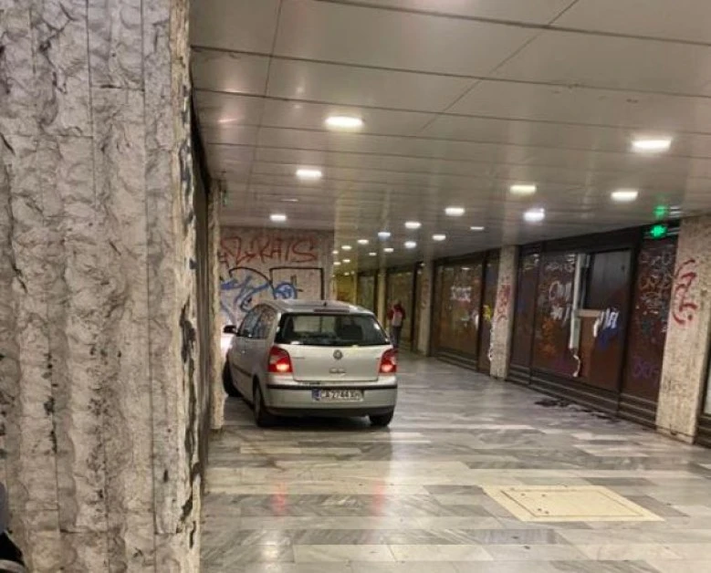 Как??? Кола се озова в подлез в София, щети няма СНИМКА