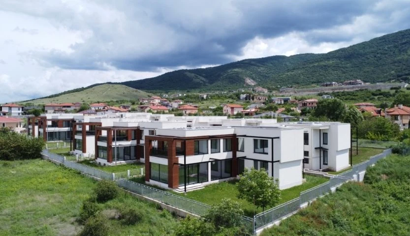 Замък във Франция, вила в Италия или къща в Белащица - на една цена са 