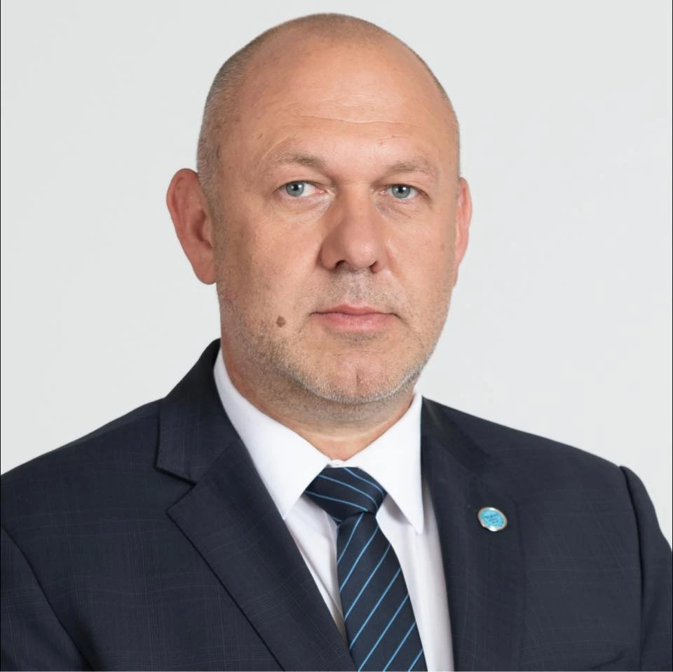Слави Трифонов направи бодигарда си депутат СНИМКИ