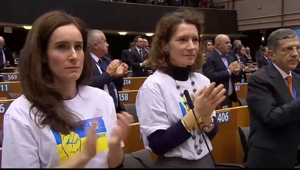 Европейският парламент се облече в цветовете на Украйна, Зеленски заговори за Путин СНИМКИ