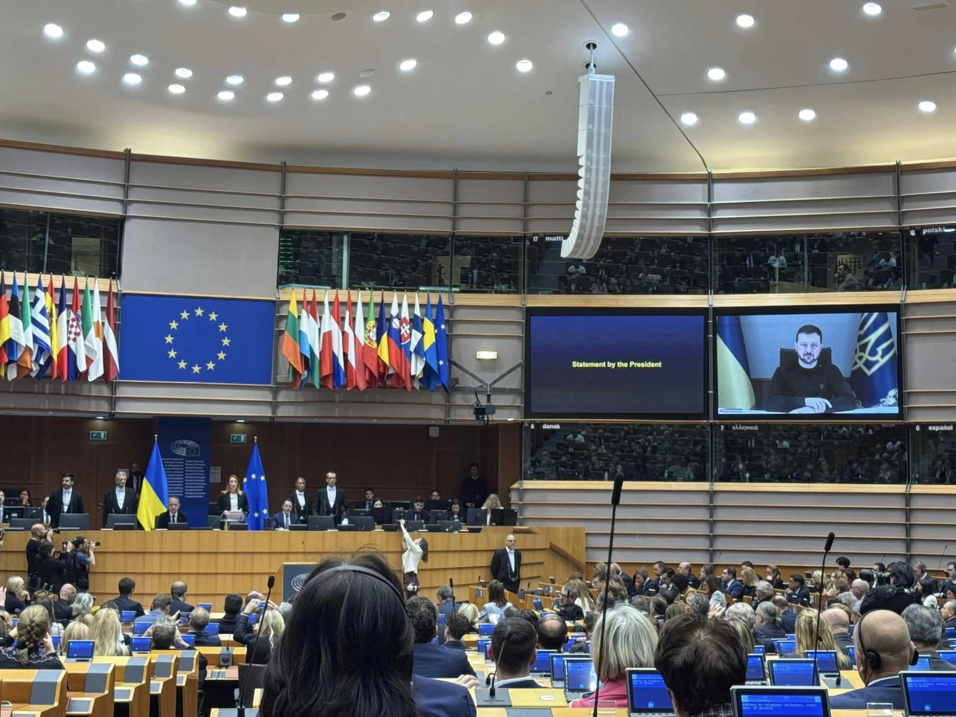 Европейският парламент се облече в цветовете на Украйна, Зеленски заговори за Путин СНИМКИ