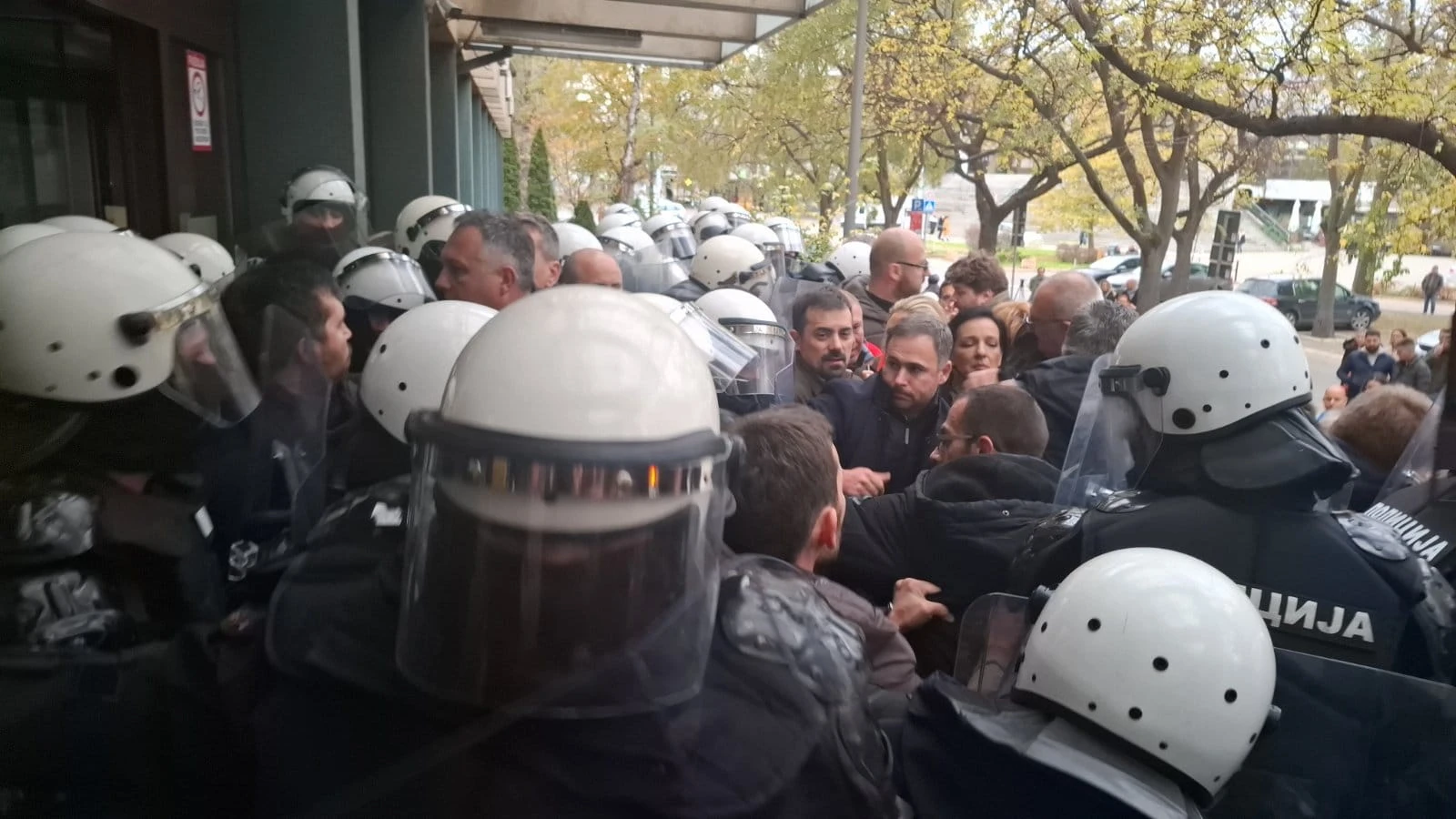 Брутални сблъсъци между депутати и полиция, униформени блъскат и ритат политиците ВИДЕО/СНИМКИ