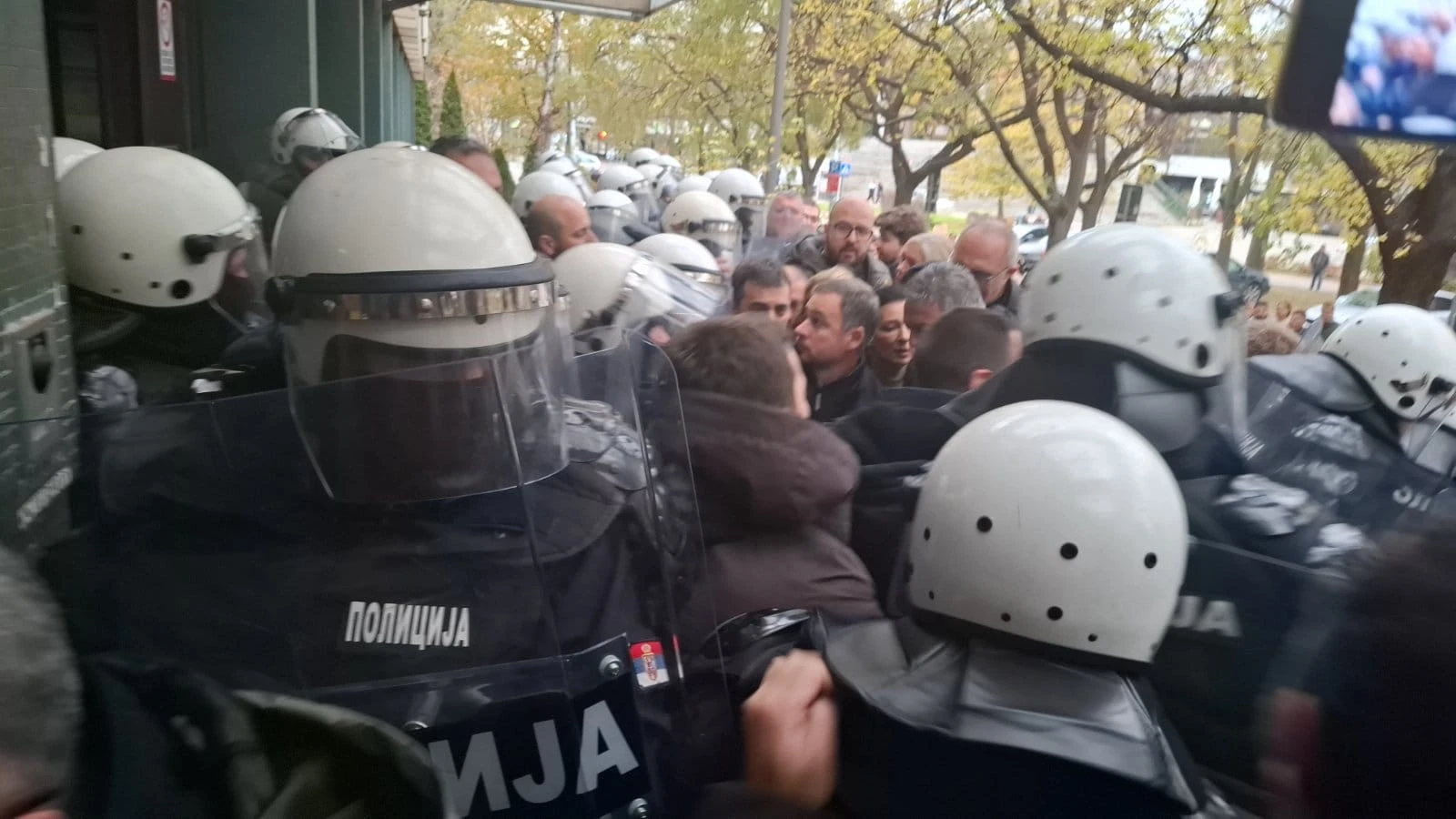 Брутални сблъсъци между депутати и полиция, униформени блъскат и ритат политиците ВИДЕО/СНИМКИ