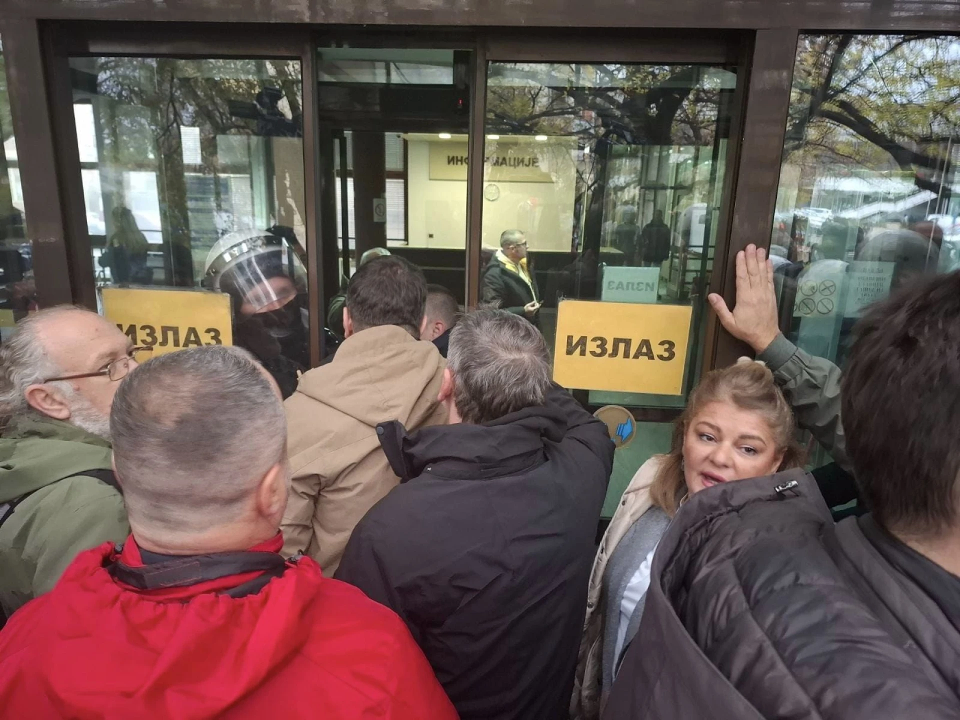 Брутални сблъсъци между депутати и полиция, униформени блъскат и ритат политиците ВИДЕО/СНИМКИ