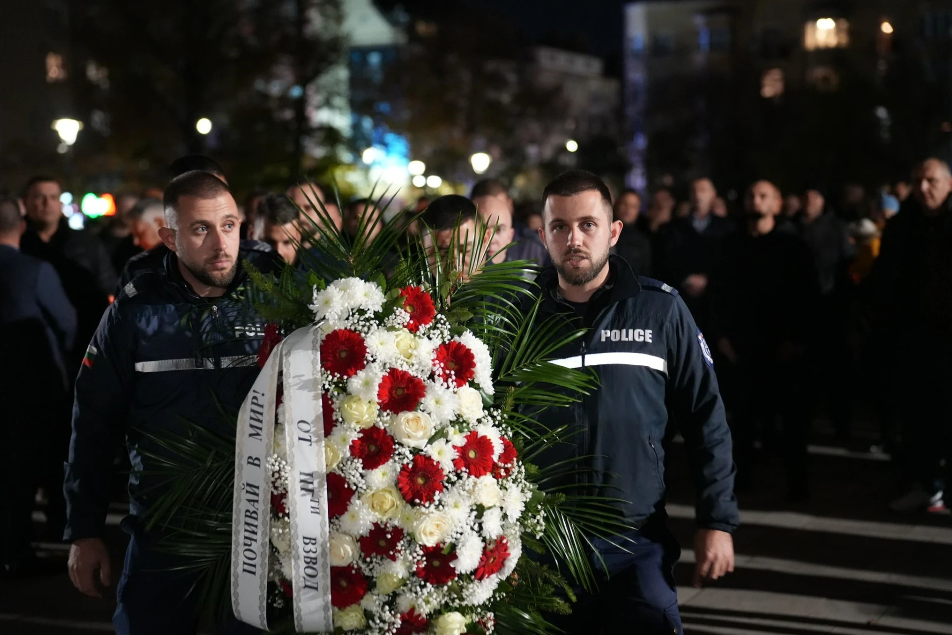 Столичните полицаи скърбят за колегата си Димитър СНИМКИ