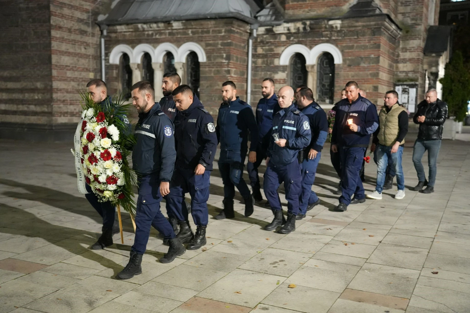 Столичните полицаи скърбят за колегата си Димитър СНИМКИ