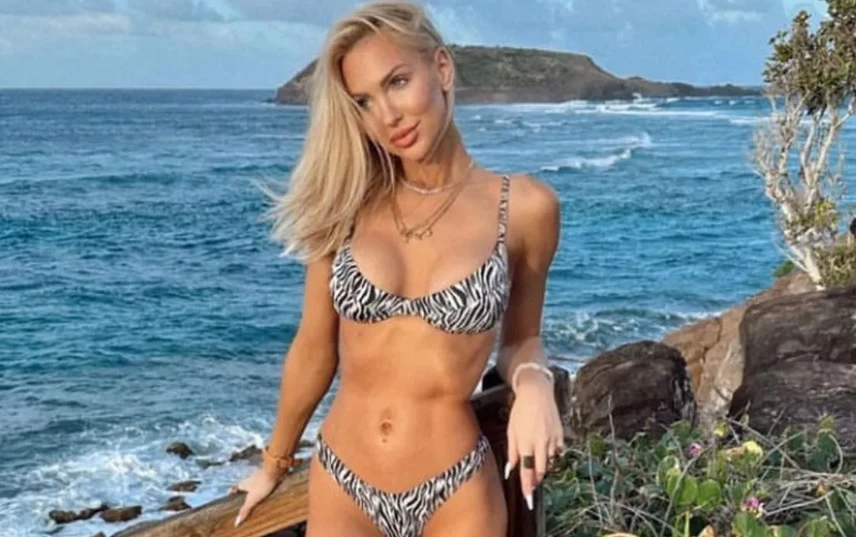Горещо! Актриса се показа топлес на плажа СНИМКИ 18+