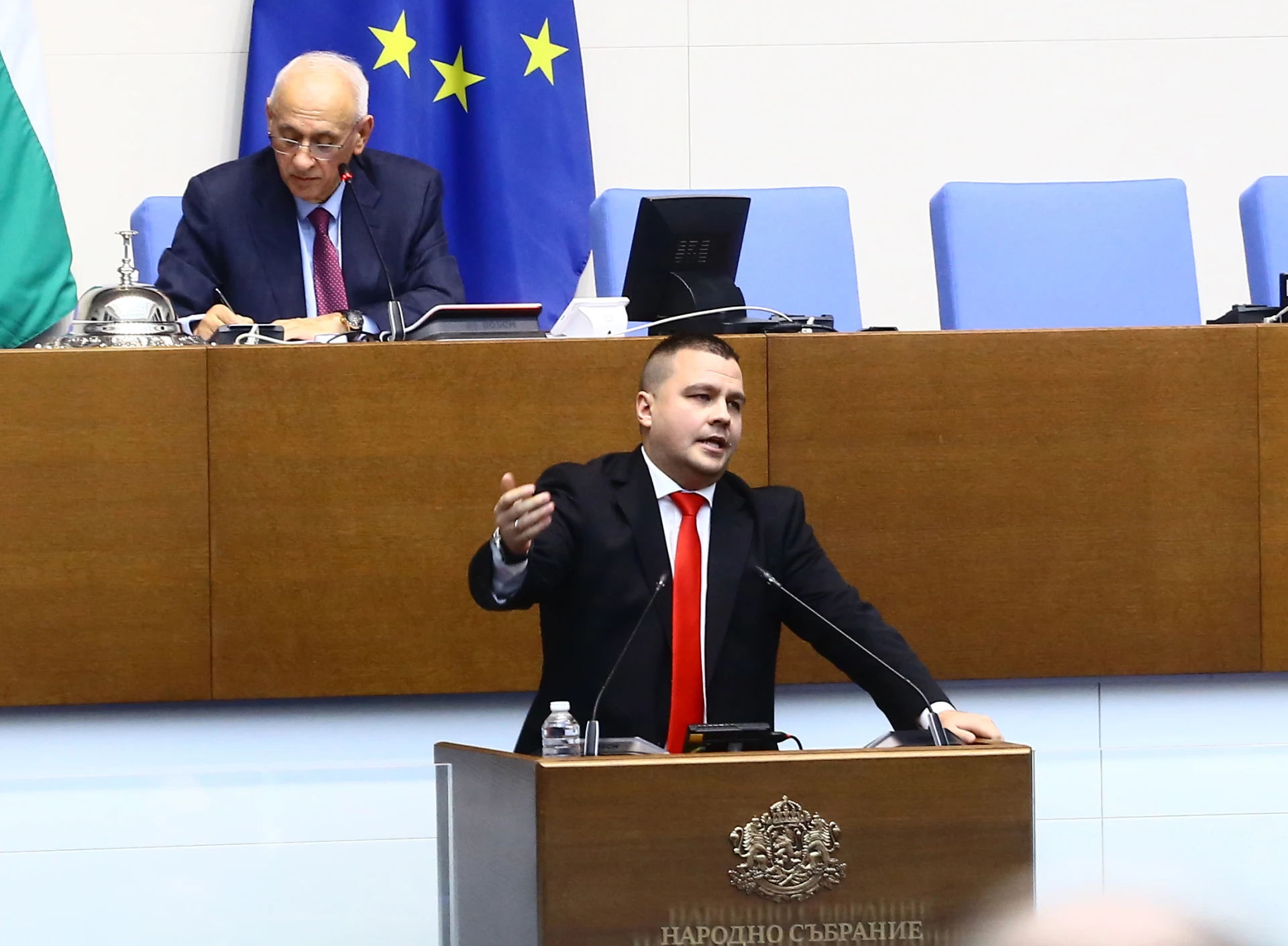 Пореден екшън в НС, депутатите се изпокараха махленски ВИДЕО