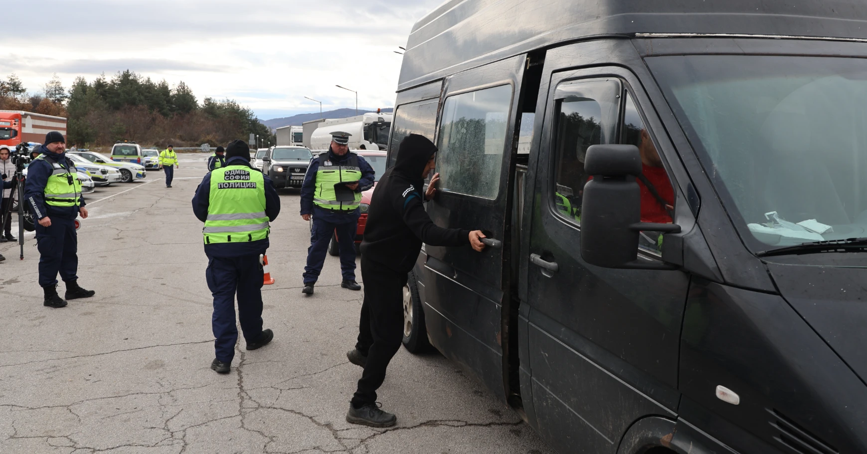 В Пловдив почерня от полиция, най-малко трима са закопчани 