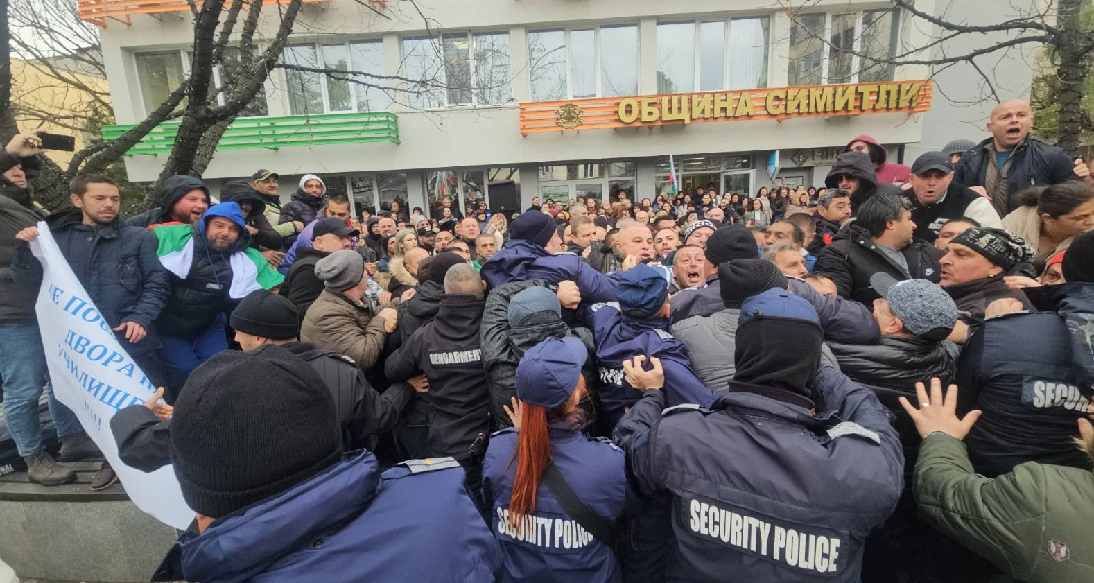 Страшен въргал в Симитли! Стотици протестиращи се сбиха помежду си, в дъното е... СНИМКИ