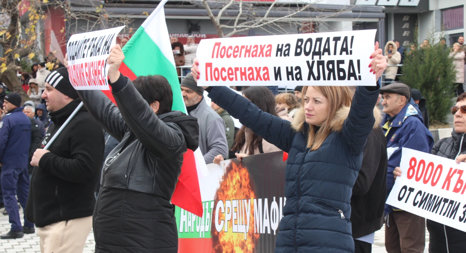 Страшен въргал в Симитли! Стотици протестиращи се сбиха помежду си, в дъното е... СНИМКИ