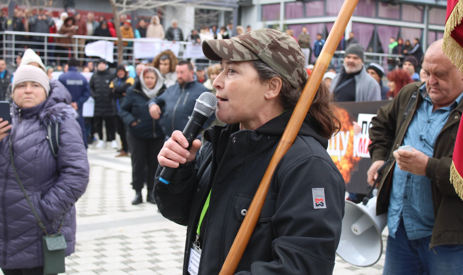 Страшен въргал в Симитли! Стотици протестиращи се сбиха помежду си, в дъното е... СНИМКИ