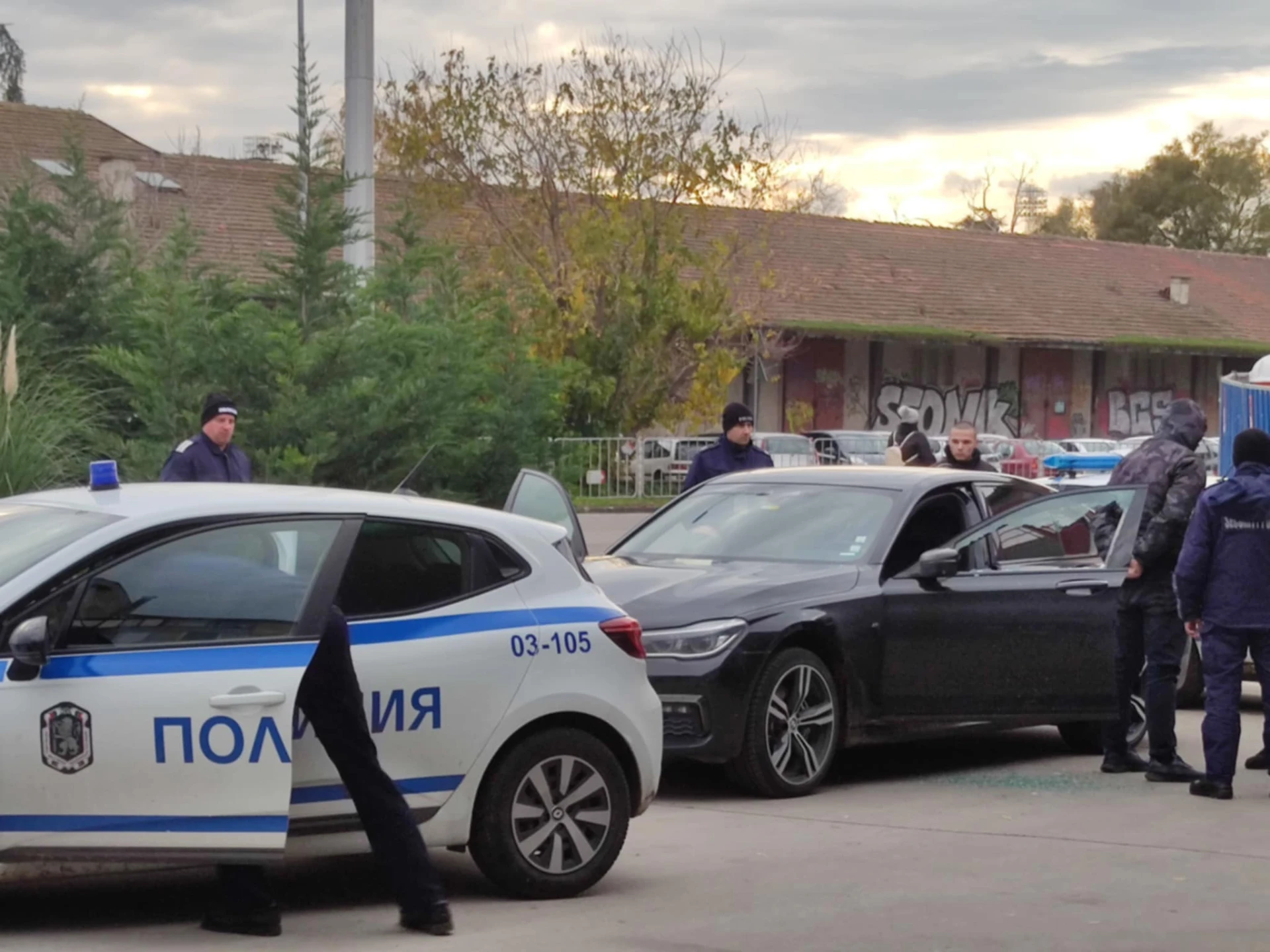 Първо в БЛИЦ Live! Спецакция с арестувани във Варна, ченгета с автомати натръшкаха...