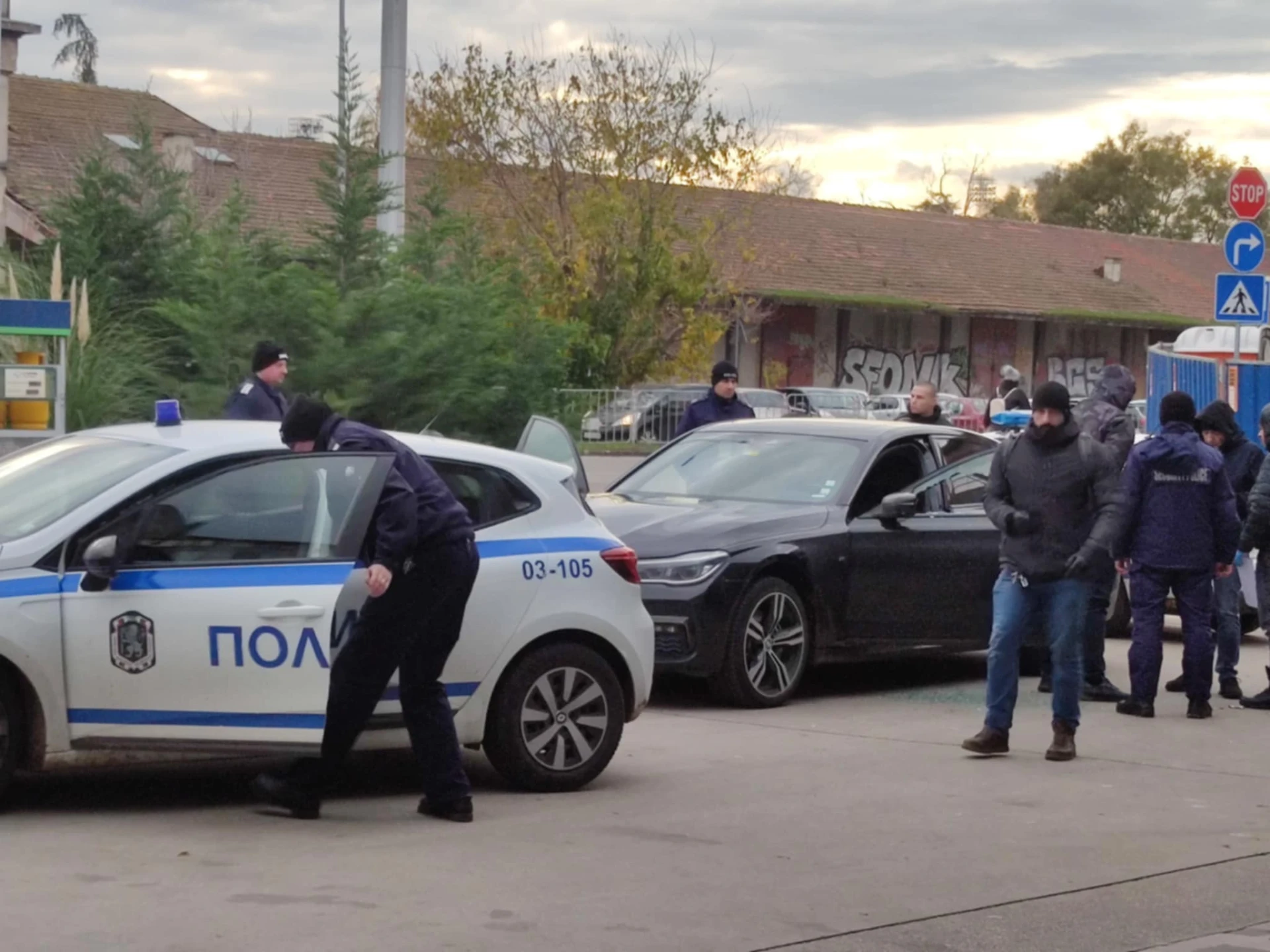 Първо в БЛИЦ Live! Спецакция с арестувани във Варна, ченгета с автомати натръшкаха...