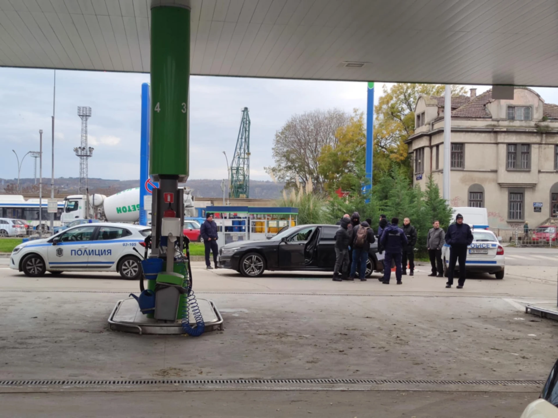 Първо в БЛИЦ Live! Спецакция с арестувани във Варна, ченгета с автомати натръшкаха...