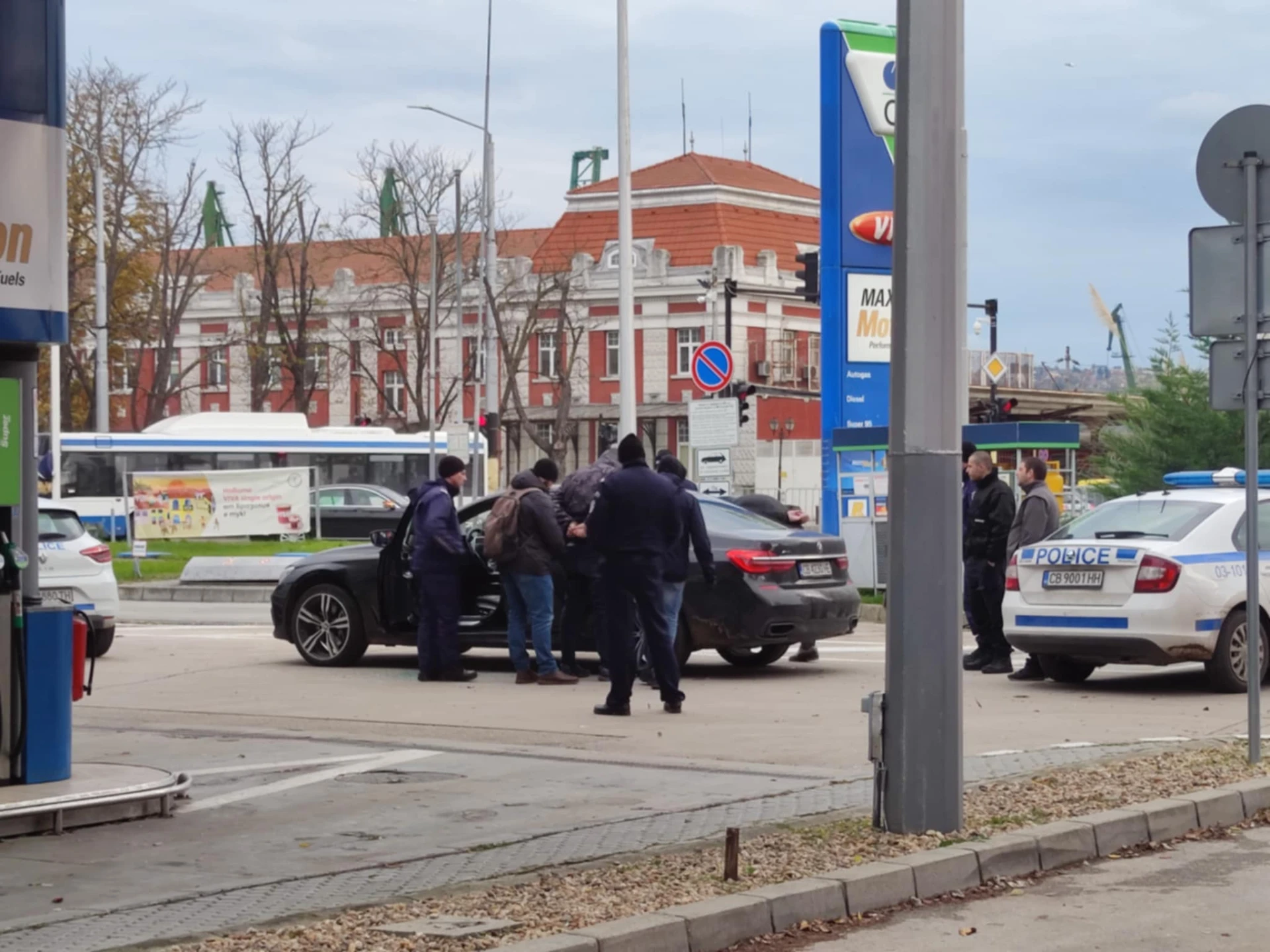 Първо в БЛИЦ Live! Спецакция с арестувани във Варна, ченгета с автомати натръшкаха...