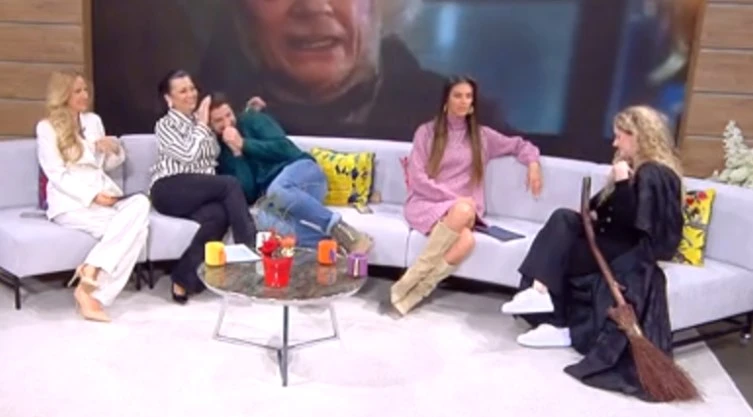 Голямо лигавене в ефира на bTV, тези водещи се оляха като малки бебета